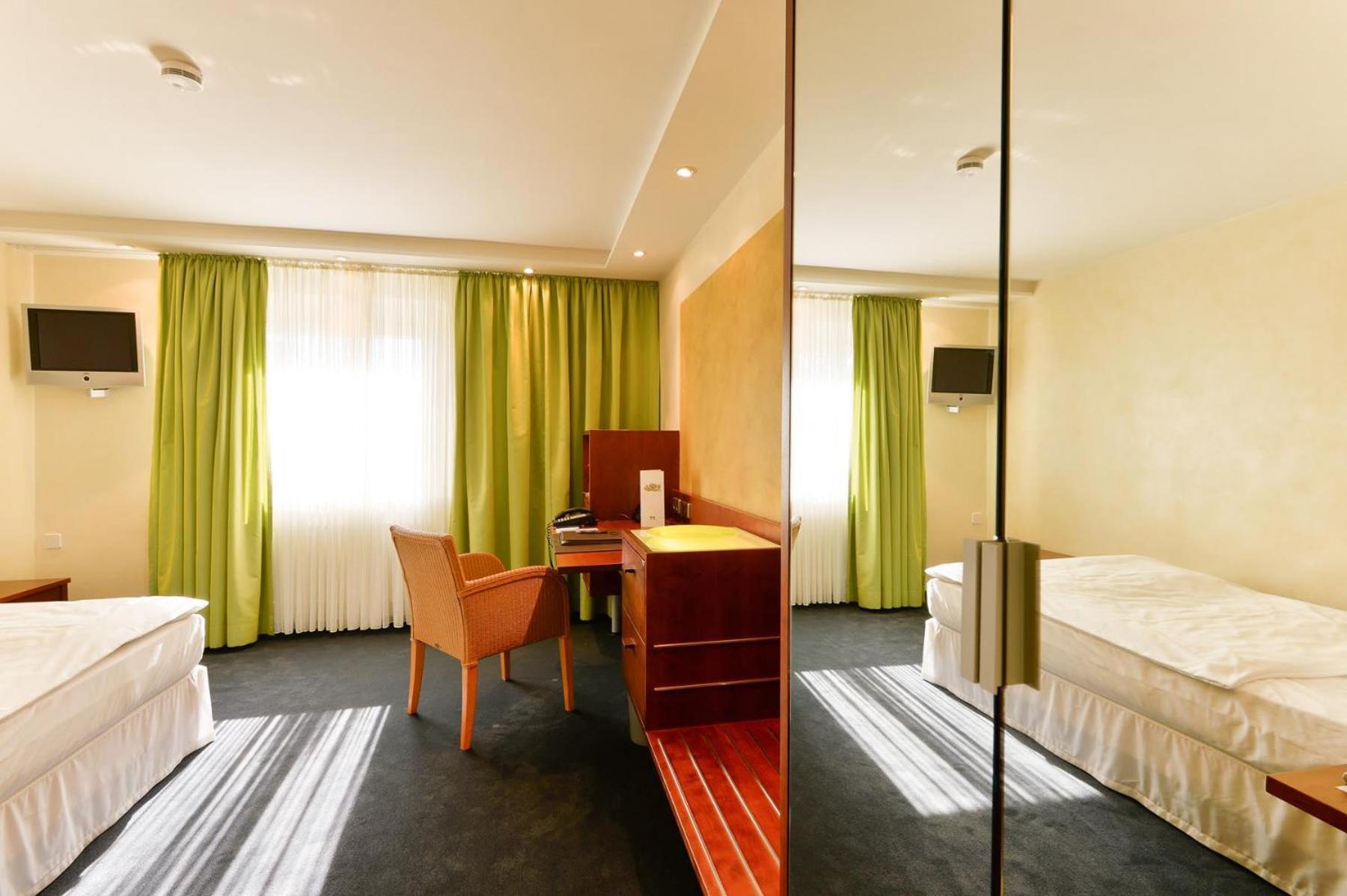 Hotel Adler Asperg Kültér fotó
